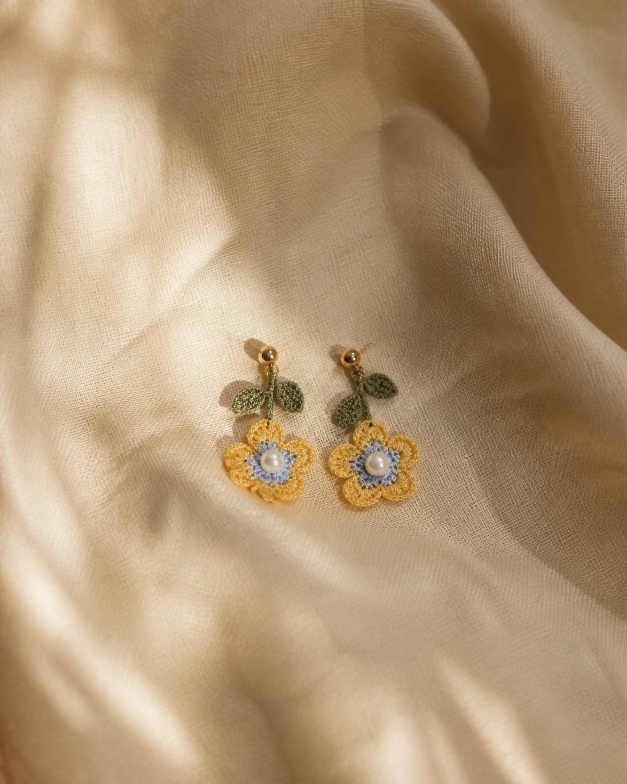 Brincos artesanais em crochê sobre linho champagne